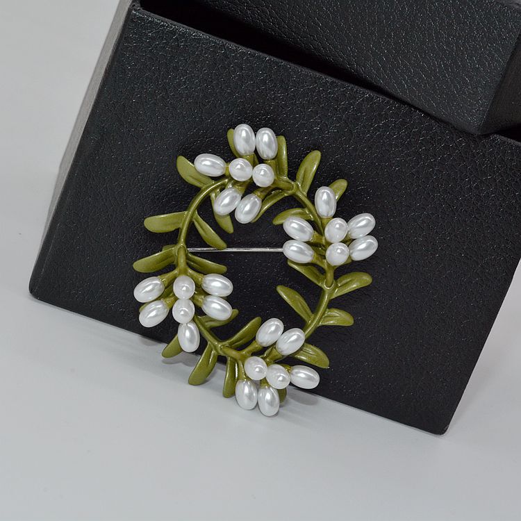 Women's Pearl Green Vintage Pin Brooch