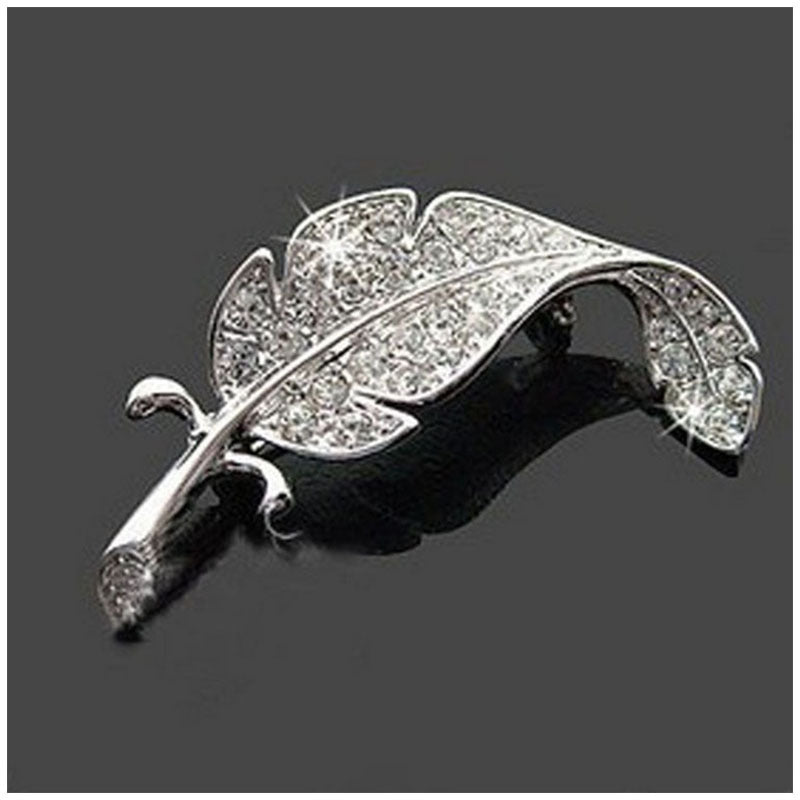 Sweet and full drill leaf brooch