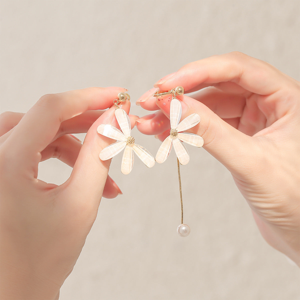 Temperament Flower Earrings Female Daisy Ear Clip