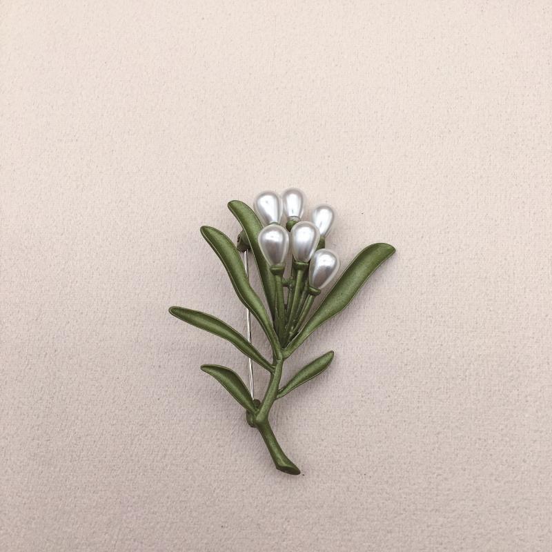 Avocado Green Art Small Fresh Pearl Leaf Brooch
