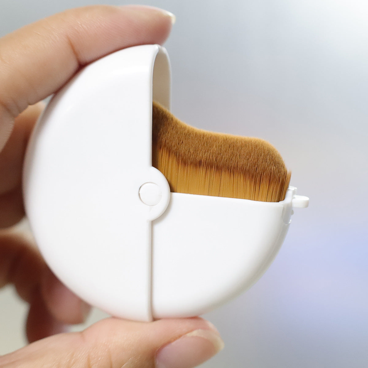 Rotatable Self-protecting Dense Makeup Brush With A Wavy Curve
