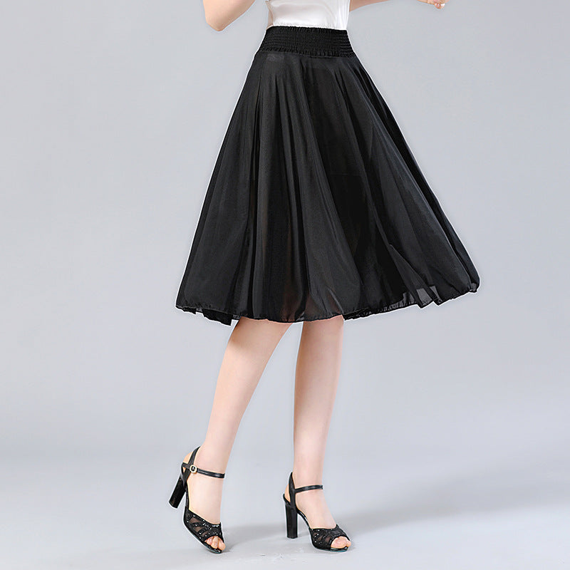 Middle-aged and elderly dancing skirts skirts