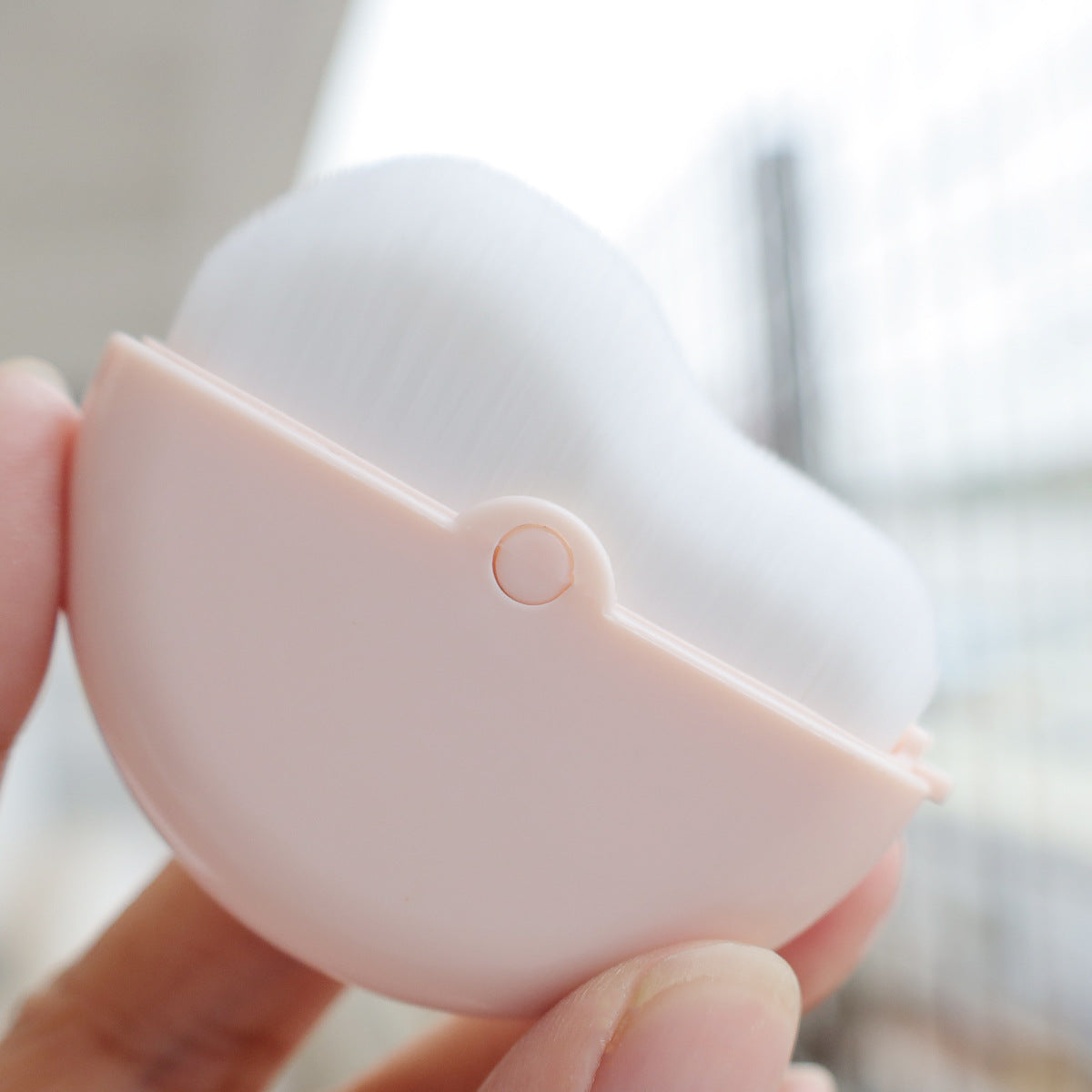 Rotatable Self-protecting Dense Makeup Brush With A Wavy Curve