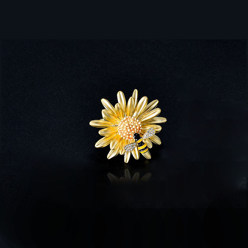 Chic Sweet Daisy Little Bee Brooch Women