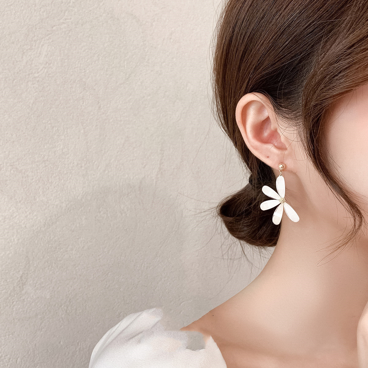 Temperament Flower Earrings Female Daisy Ear Clip